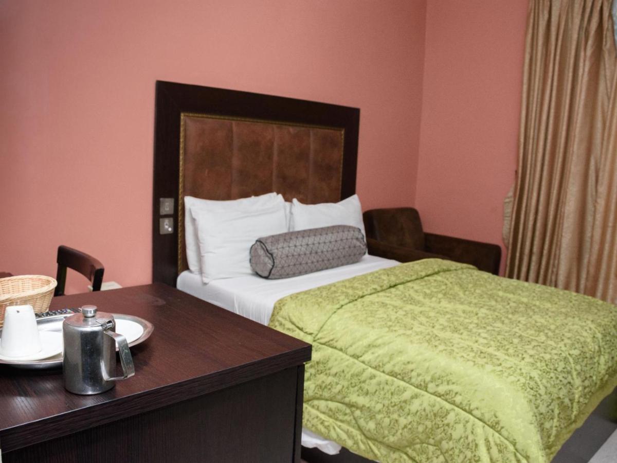 Hard Break Hotel Енугу Екстериор снимка